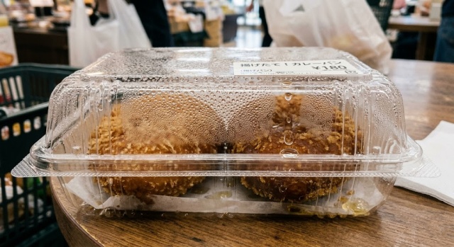 結露で水滴がつき、ベチャベチャになったプラスチック容器入りのカレーパン