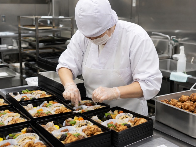 弁当・惣菜の盛り付け作業と業務用おかずカップ