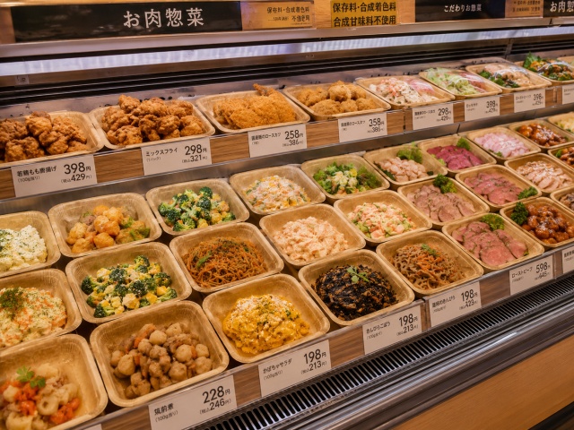 売り場に並んだナチュラルペーパートレー入りの惣菜