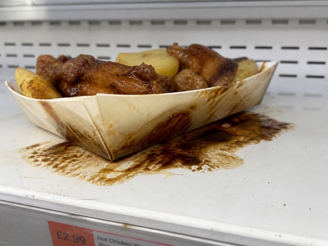 底からタレや油が染み出して陳列棚を汚している紙容器