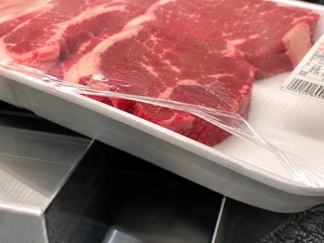 直線フチの紙トレーでラップが浮き、お肉とラップの間に空気が入っている状態