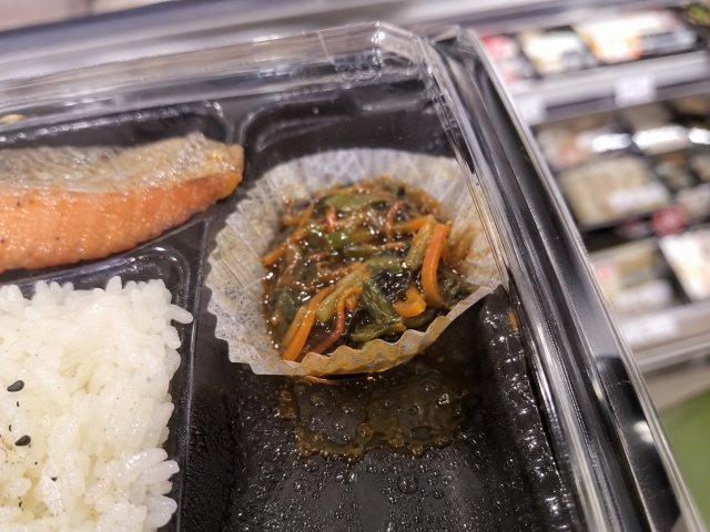 陳列中に油が染み出した弁当のおかずカップ