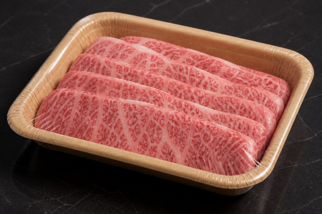未晒しクラフト紙のトレーに美しく盛られ、ラップが密着した和牛のパッケージ