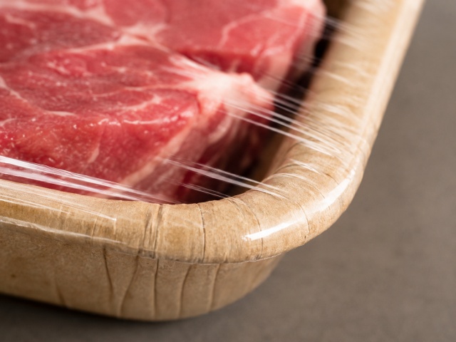 丸みを帯びたフチにラップがシワなくピタッと密着している様子
