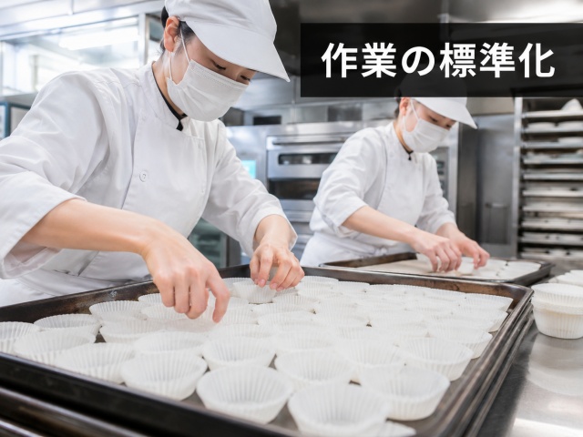 スムーズに紙カップを型にセットするスタッフ