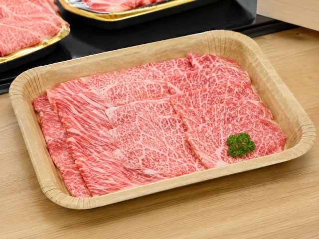 22-27規格を使用した精肉(焼肉用)の盛り付け例