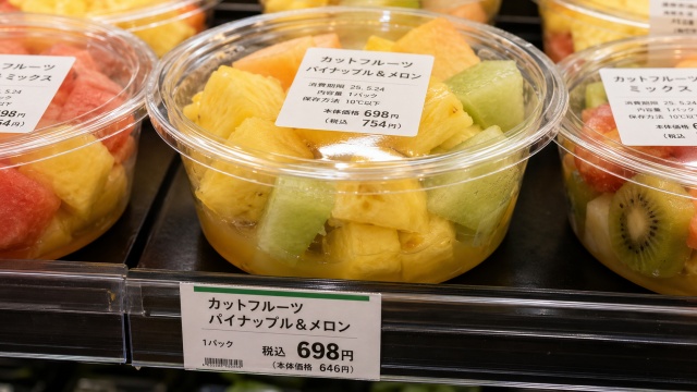 果汁が底に溜まったカットフルーツのプラ容器