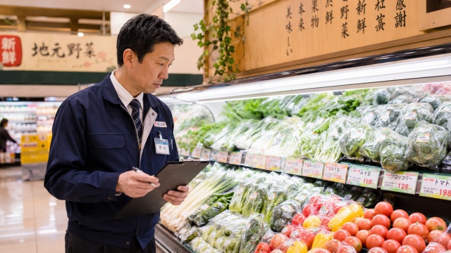 青果売り場でパッケージの導入を検討するバイヤー