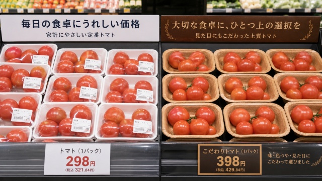 白プラ容器と未晒しクラフト紙トレーに入れられたミニトマトの比較