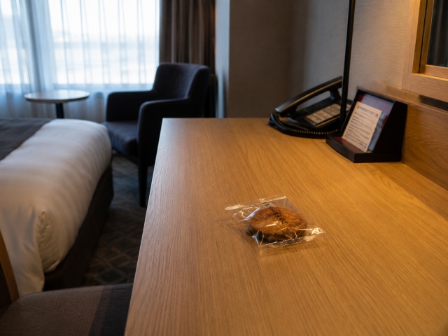 ホテルのデスクに袋のまま直置きされたお菓子