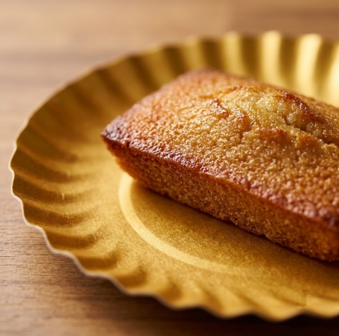 バターたっぷりの焼き菓子を乗せても油染みしていない紙製ミニトレーのアップ画像