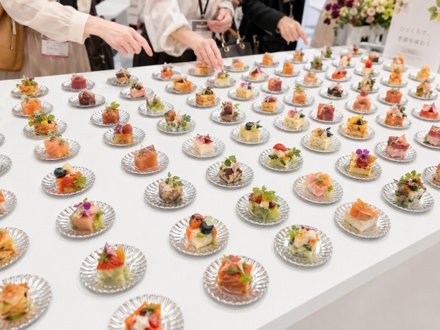 展示会の試食台に隙間なく整然と並べられた紙製ミニトレー