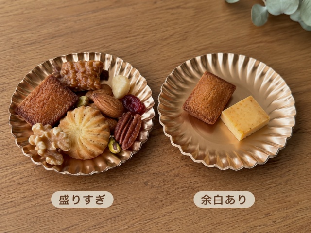 紙製ミニトレーに盛りすぎた例と余白を残して上品に盛り付けた例