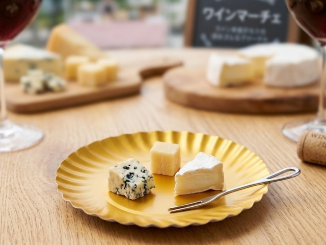 紙製ミニトレーに3種類のチーズを余白を残して盛り付けた食べ比べセット