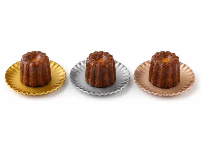 ゴールド、シルバー、ピンクゴールドの紙製ミニトレーに焼き菓子を乗せた色比較