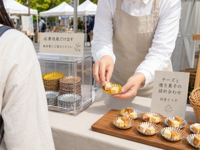 屋外イベントで紙製ミニトレーを必要枚数だけ取り出して使う風対策の例