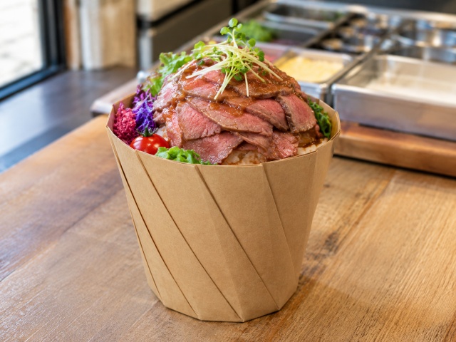 おりがみカップ大サイズにローストビーフ丼を盛り付けた写真