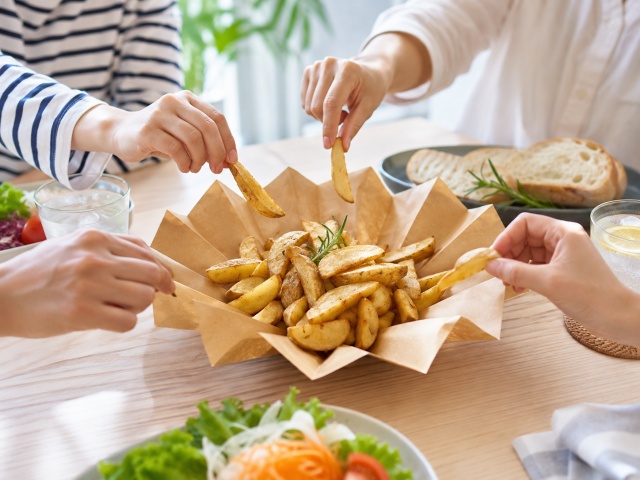 おりがみカップを広げて複数人でシェアしている様子