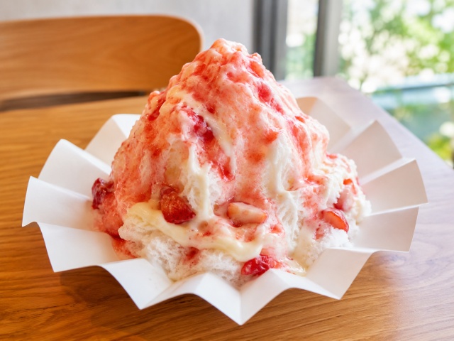 開いた紙カップに花びらのように盛り付けたかき氷