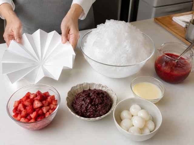 花びら盛りのかき氷を作るための材料と紙カップ