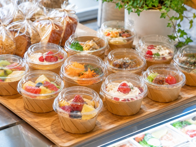 小サイズと透明蓋を使ったスイーツ・惣菜・軽食の提供イメージ