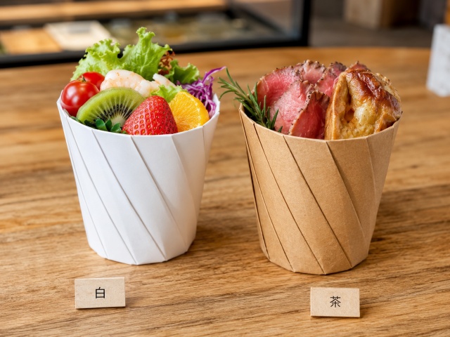 白と茶の小サイズカップに料理を入れて見え方を比較している写真