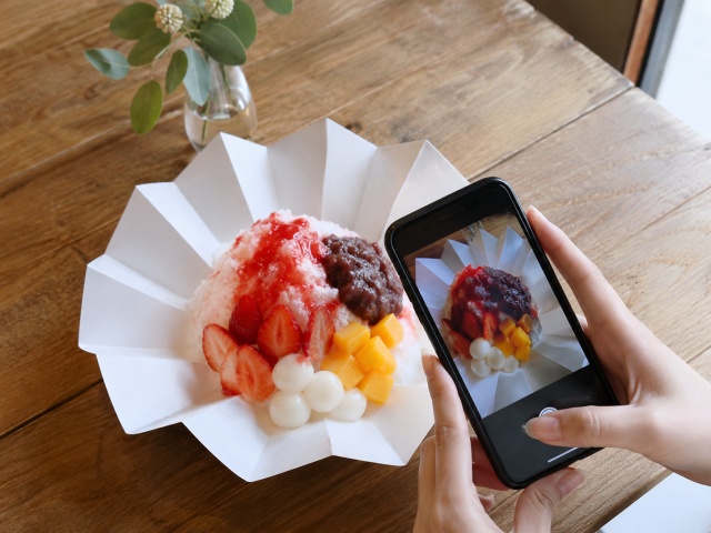 スマートフォンでかき氷の見え方を確認している様子