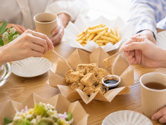 おりがみカップに入れたわらび餅をシェアしている様子