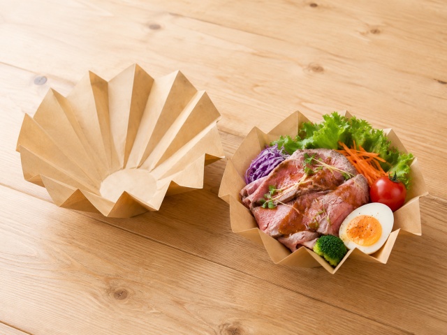 おりがみカップの立体構造と料理を盛り付けた様子