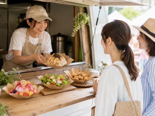 イベント出店でおりがみカップの夏メニューを並べている様子