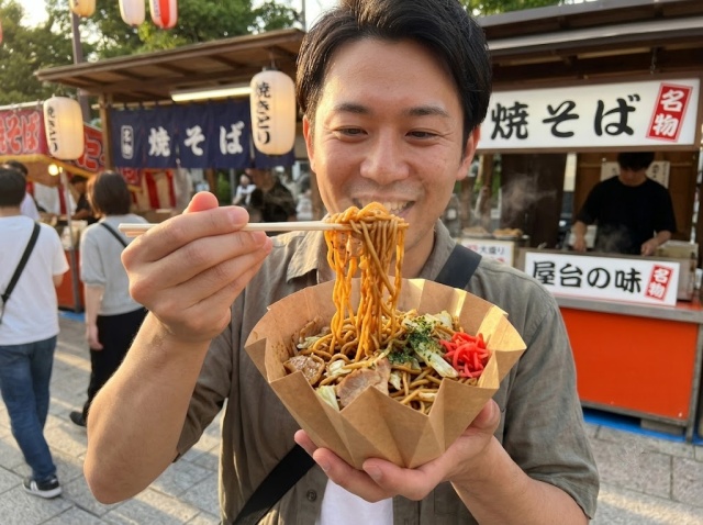 イベント会場で焼きそばをその場で食べている様子