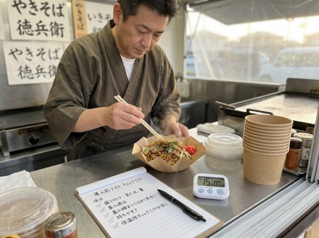 焼きそば容器の導入前に盛り付けテストをしている様子