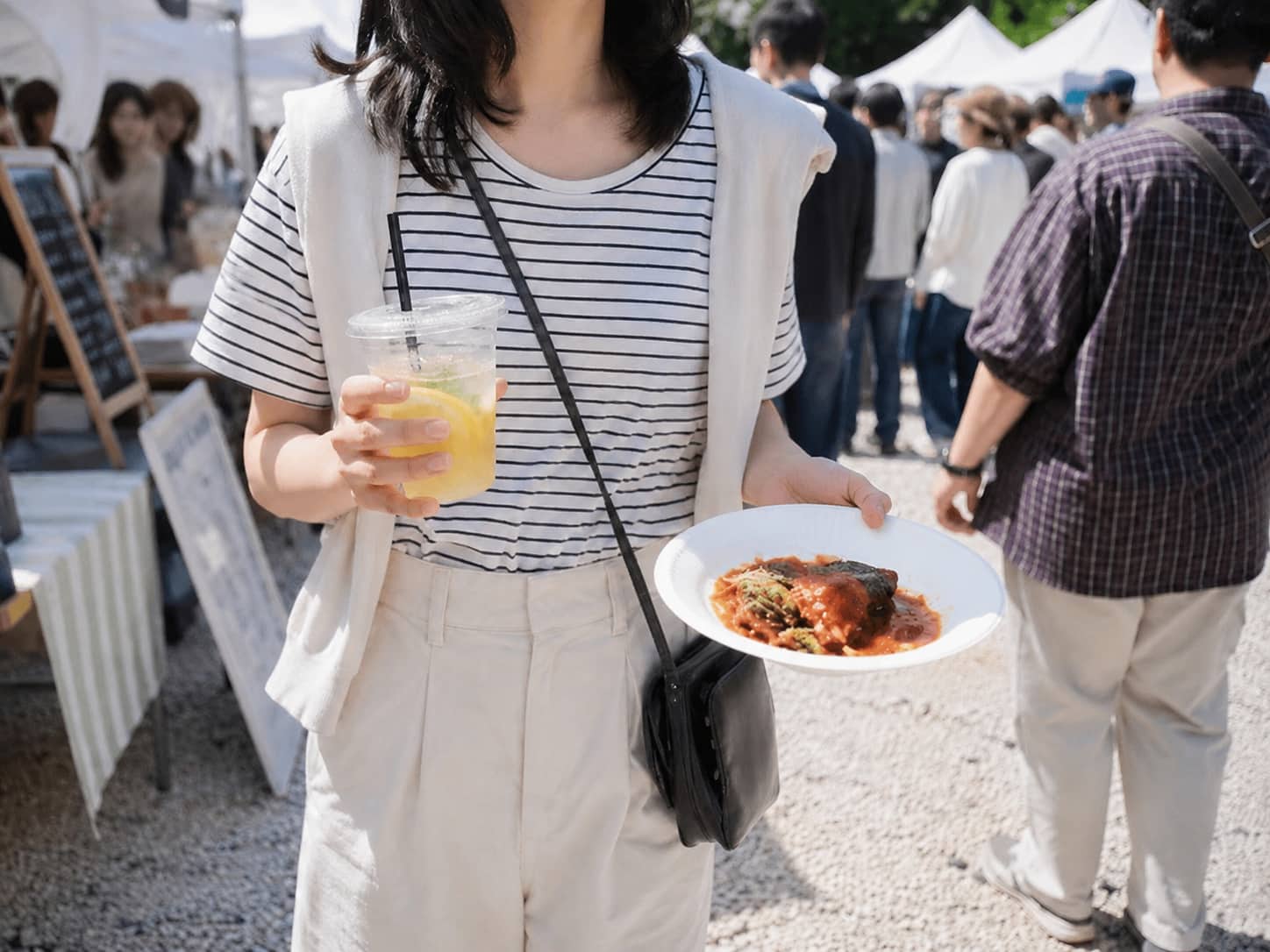 食べ歩きイベントで紙皿を片手で持つ来場者